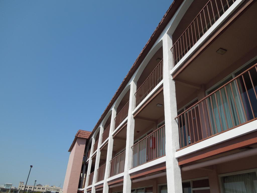 Sunshine Inn & Suites เวอร์จิเนียบีช ภายนอก รูปภาพ
